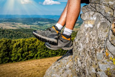 Güneşli dağlarda rahat yürüyüş botları içinde bacaklar. Seyahat teması