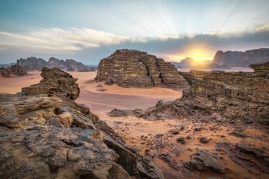 Mars manzarası ve Wadi Rum çölünde güzel bir günbatımı. Ürdün