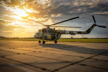 Askeri helikopter mi 8 güzel günbatımında uçmaya hazır.