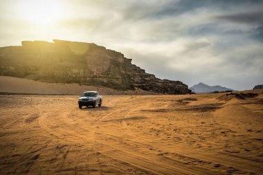Kirmizi Mars cölü Wadi Rum 'dan geçen off road arabasi.