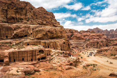 Eski şehir Petra. Kayadaki mağaralar. Kızıl dağlar manzaralı. Ürdün. Seyahat ve tatil teması