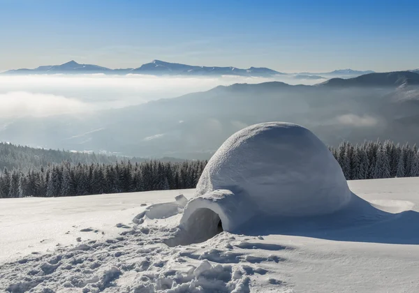 Igloo kar üzerinde — Stok fotoğraf