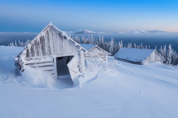 Hut i höjd berg — Stockfoto