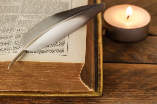 Biblia pióro i świeca — Zdjęcie stockowe
