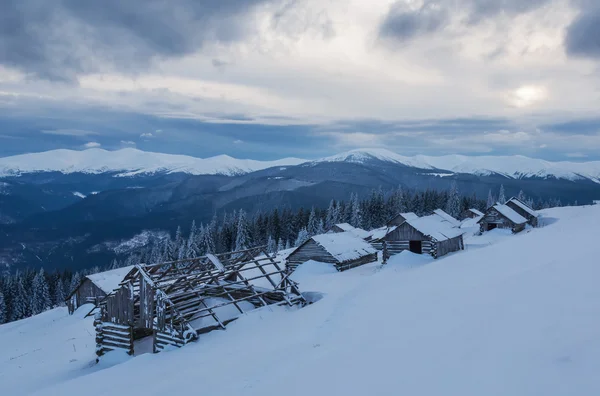 Cabañas abandonadas en la nieve —  Fotos de Stock