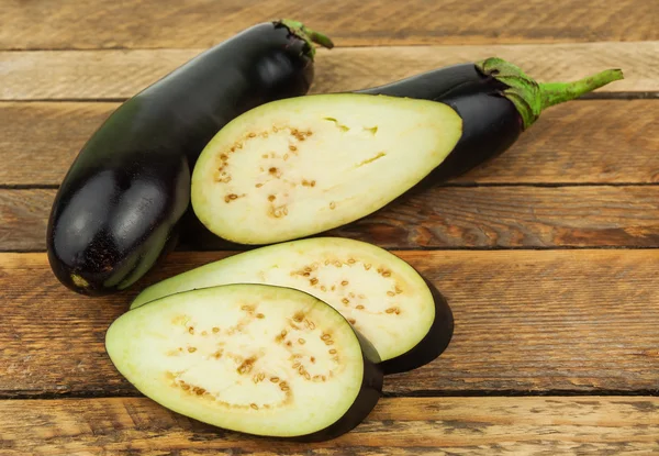 Rauw gesneden aubergine — Stockfoto