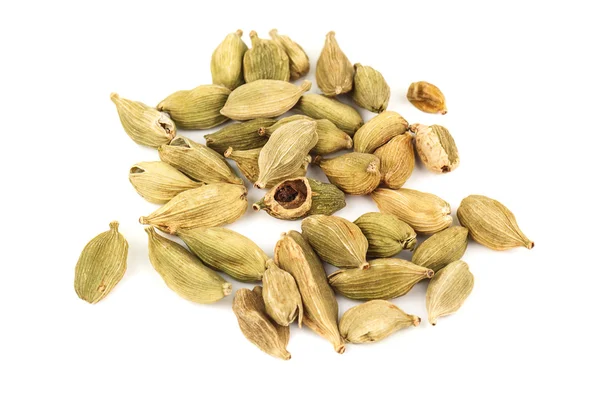 Cardamomo seco em branco — Fotografia de Stock