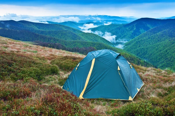 Tenda na montanha primavera — Fotografia de Stock