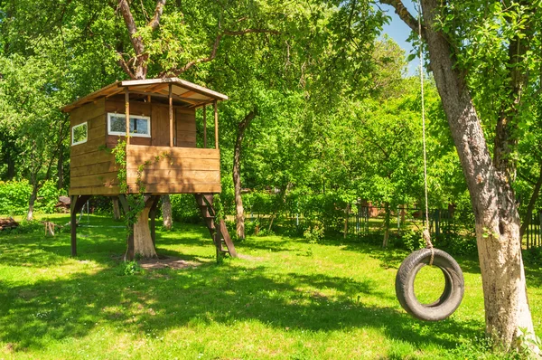 Casa del árbol en el jardín — Foto de Stock