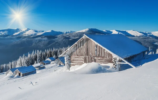 Stuga (hut) under blå himmel — Stockfoto