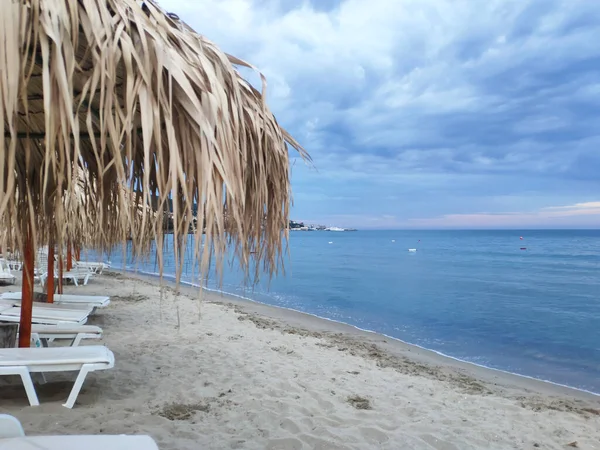 Αχυρώδεις Ομπρέλες Ξαπλώστρες Στην Παραλία Tourist Resort — Φωτογραφία Αρχείου
