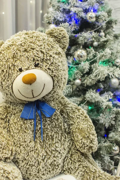 Ursul Mare Pluș Lângă Pomul Crăciun Care Așteaptă Copii — Fotografie, imagine de stoc