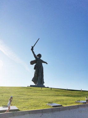 Volgograd 'da. Rusya - 30 Ağustos 2020: Anavatan heykeli Mamayev Kurgan 'ı Volgograd' a çağırıyor.