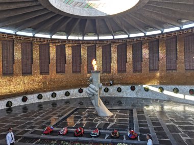 VOLGOGRAD, RUSSIA - 30 Ağustos 2020: Volgograd 'da Mamaev Kurgan' da Askeri Zafer Salonu. Sonsuz alev. Volgograd 'daki anıt kompleksi, eski adı Stalingrad.