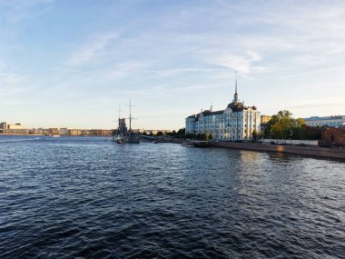 Saint Petersburg, Rusya - 15 Eylül 2020: Nakhimov Askeri Okulu, Saint Petersburg. Kruvazör Aurora. Neva Nehri 'nden manzara.