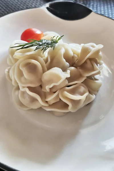 Beyaz tabakta hamur köftesi.