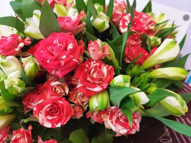 Bir buket pembe gül.