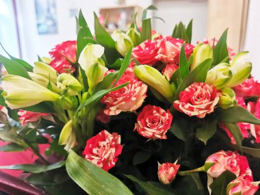 Bir buket pembe gül.