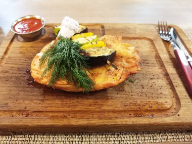 Dereotlu, sebzeli ve soslu ızgara tavuk budu.