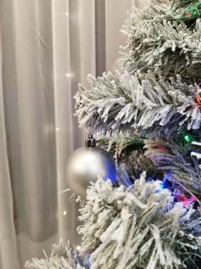 Odada süslü bir Noel ağacı var..