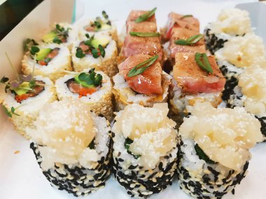 Tek kullanımlık bir kutuda nefis suşi ruloları. Japon yemek servisi.