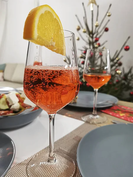 Masada iki bardak Aperol Spritz kokteyli. Yeni Yıl.