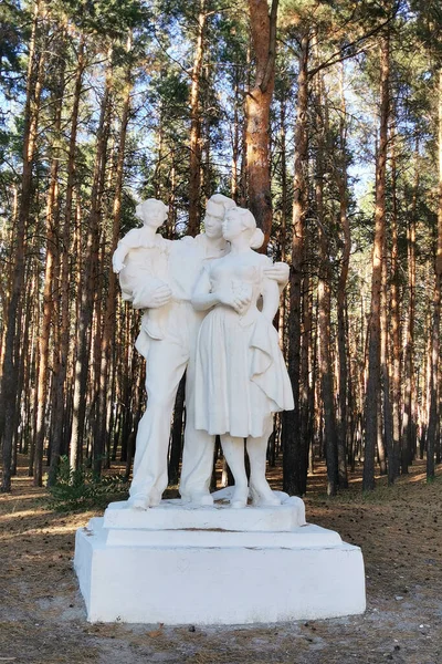 Zhirnovsk, Rusya - 24 Ağustos 2020: Central Park of Culture and Leisure 'daki aile anıtı.