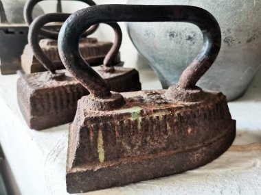 Masada üç antika ütü var..