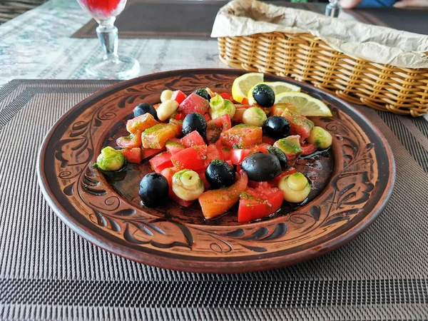 Sebze Salatasıyla Somon Zeytin Şampiyonu Siyah Bir Tabakta Karıştır — Stok fotoğraf