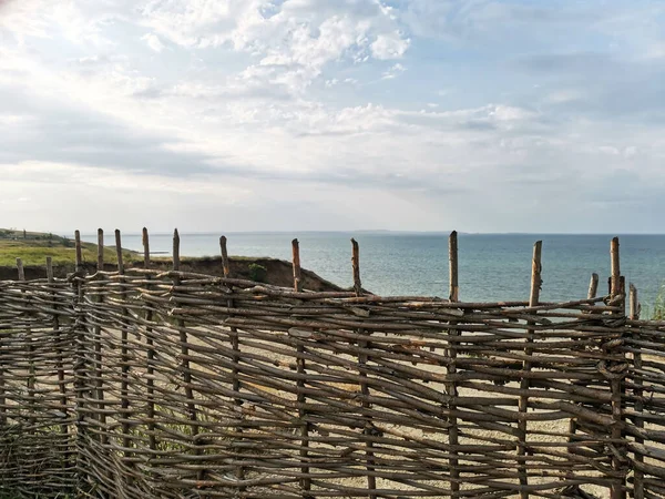 Длинный Плетеный Забор Моря — стоковое фото