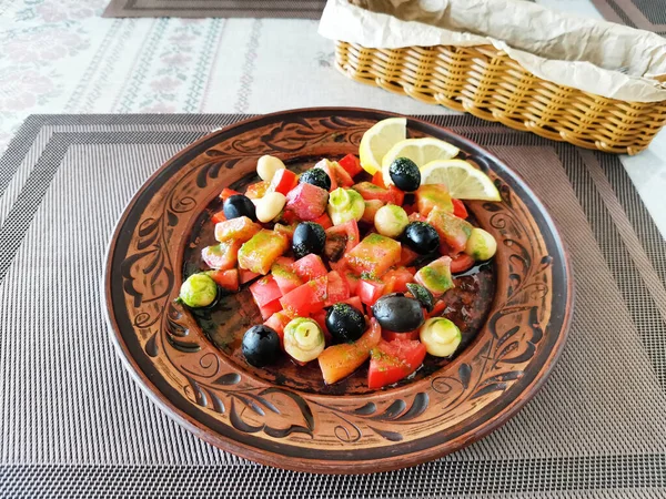 Gemüsesalat Mit Lachs Oliven Und Champignon Auf Einem Teller Auf — Stockfoto