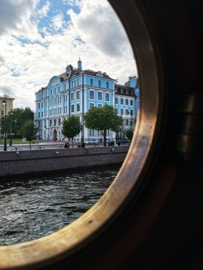 Rusya, St. Petersburg - Ağustos 2020. Nakhimov Deniz Okulu 'nun inşaatı Aurora kruvazörünün penceresinden yapılıyor..