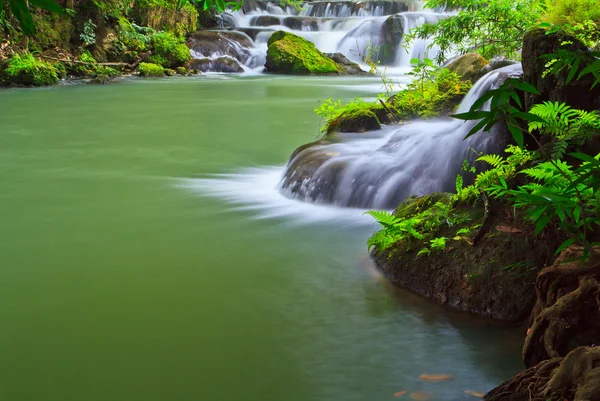 Thailändischer Wasserfall im Park — Stockfoto