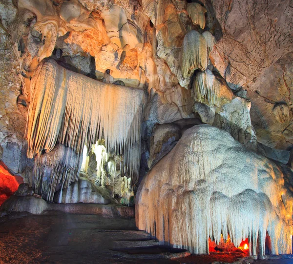 Grot in het nationale park van thailand — Stockfoto