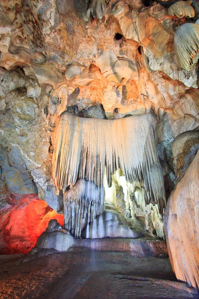 Grotta nel parco nazionale della Thailandia — Foto Stock