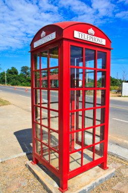 Kırmızı telefon kulübesi