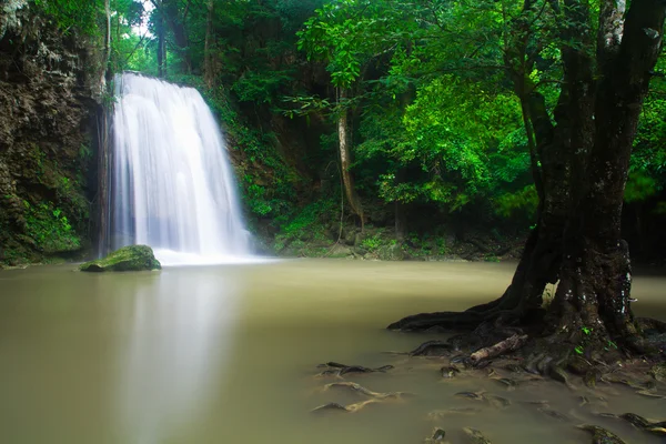 Erawan vattenfall i skogen — Stockfoto