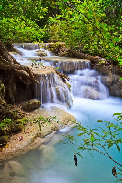 Vattenfall i Kanjanaburi skog — Stockfoto