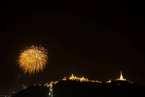 Tatil fireworks uygulamasında gökyüzü — Stok fotoğraf
