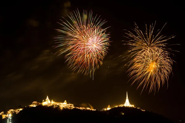 Fuegos artificiales de vacaciones en el cielo — Foto de Stock