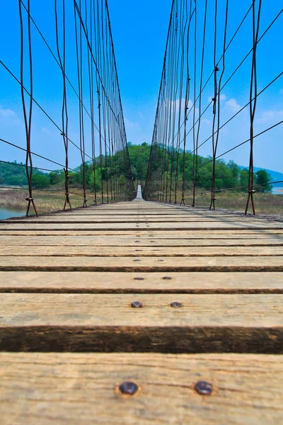 夏の間のロープの橋 — ストック写真