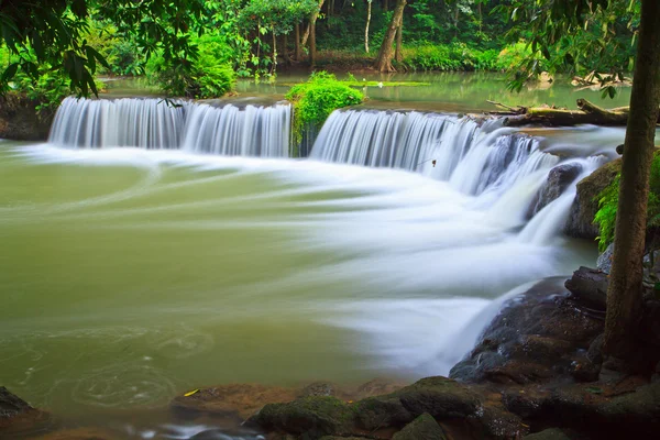 Letní vodopád v Thajsku parku — Stock fotografie