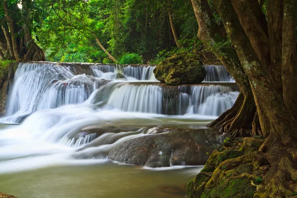 Cascata estiva nel parco della Thailandia — Foto Stock