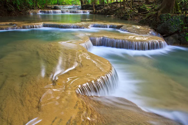 Vodopád a stream v lese — Stock fotografie