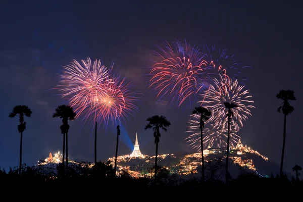 Fuegos artificiales de vacaciones en el cielo — Foto de Stock