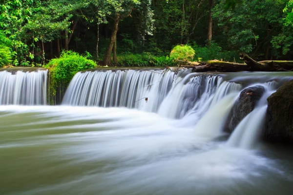 Piękny wodospad w Tajlandii — Zdjęcie stockowe