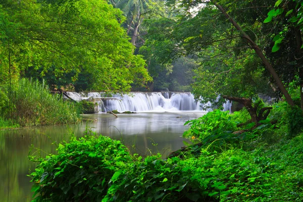 Hermosa cascada en Tailandia — Foto de Stock