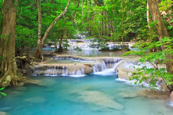 Cascada en el bosque Kanjanaburi —  Fotos de Stock