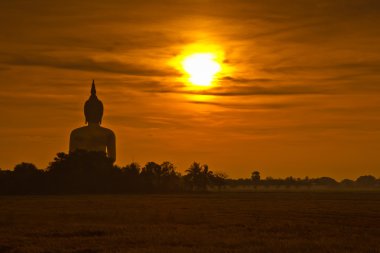 Gün batımında büyük Buda heykeli