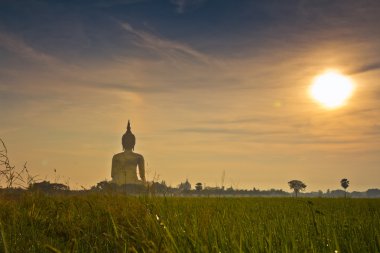 Gün batımında büyük Buda heykeli